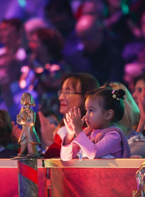 Festival International du Cirque de Monte-Carlo  : Une petite fille regarde attentivement le spectacle