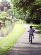 Adobe Stock - enfant à vélo le long d'un canal