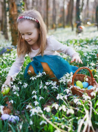 Chasses aux œufs de Pâques 2024 autour de Lille : petite fille qui ramasse des œufs colorés dans les bois