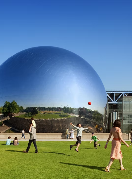 La Géode : sphère devant la Cité des sciences et de l'industrie