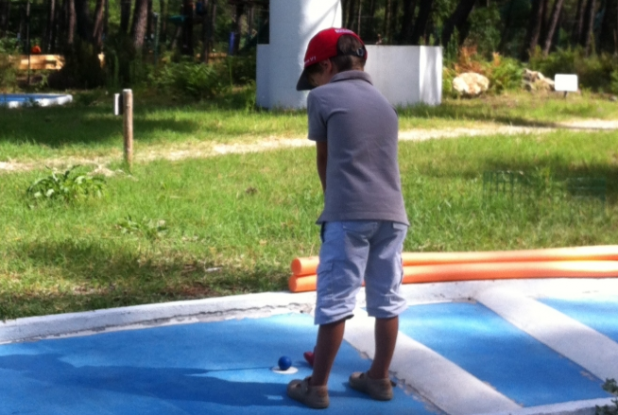Max' Golf : enfant au mini-golf