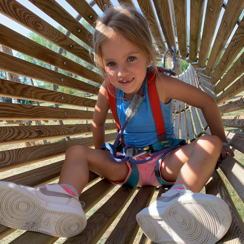 Nissa'venture : Petite fille dans un tunnel suspendu