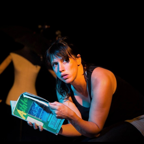 Maman, c'est quoi une culotté Compagnie Mange et Tais-toi , une comédienne sur scène avec un livre en main