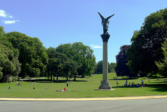 Parc Montsouris : pelouse et statue