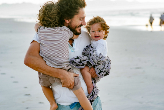 Touquet-Paris-Plage : Une petite fille et un petit garçon dans les bras de leur père