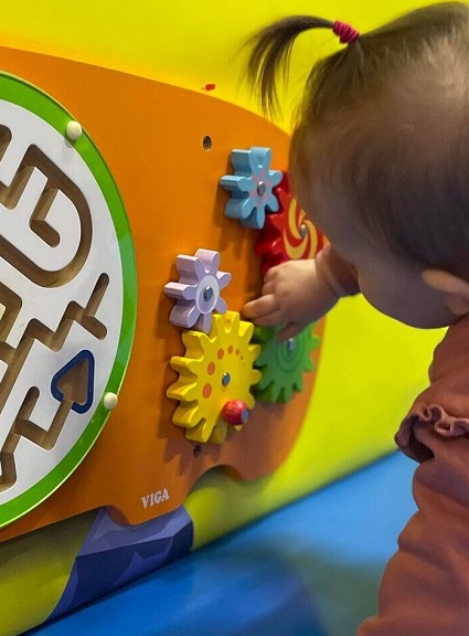 Raptor Parc : Bébé qui joue avec une structure ludique