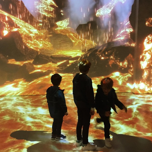 Science Expériences à Lyon : Des enfants marchent sur un sol de lave immersif