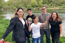 La famille de Rebecca en canoë sur la rivière d'Ain