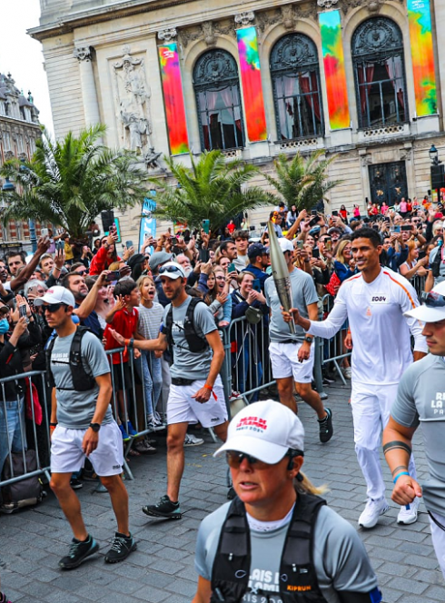 Jeux Olympiques et Paralympiques 2024 à Lille : Porteur de la Flamme au milieu de la foule