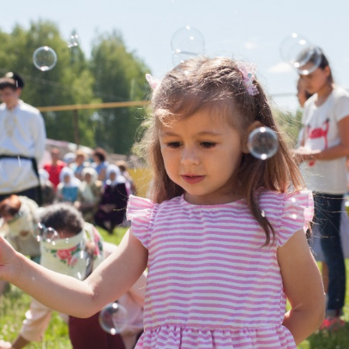 Petite fille dans un festival