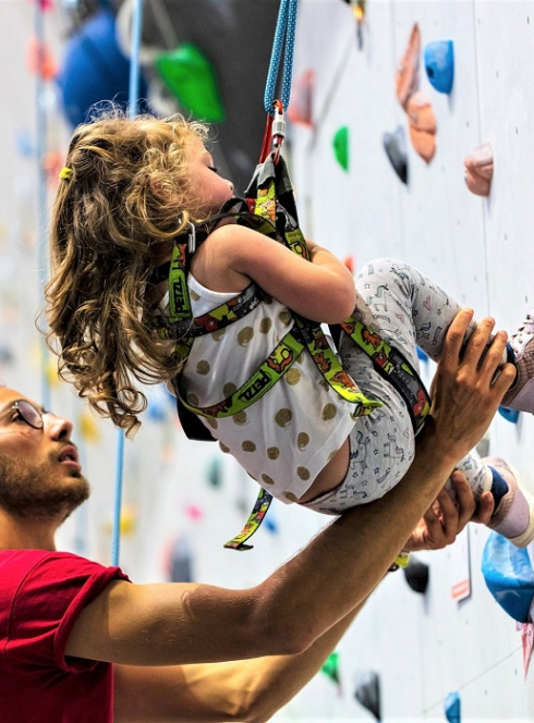 Vesúbia Mountain Park : Une petite fille aidée par un moniteur qui fait de l'escalade