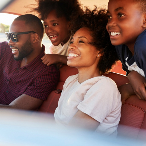 Podcasts à écouter pendant les vacances :  Une famille dans leur voiture au soleil