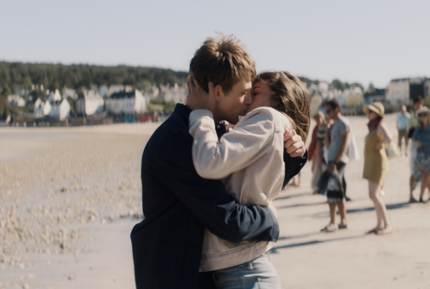 La Dernière vie de Simon : baiser sur le plage