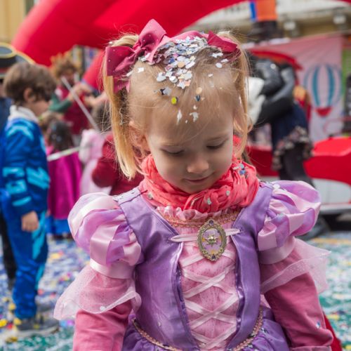 petite fille au carnaval déguisement princesse