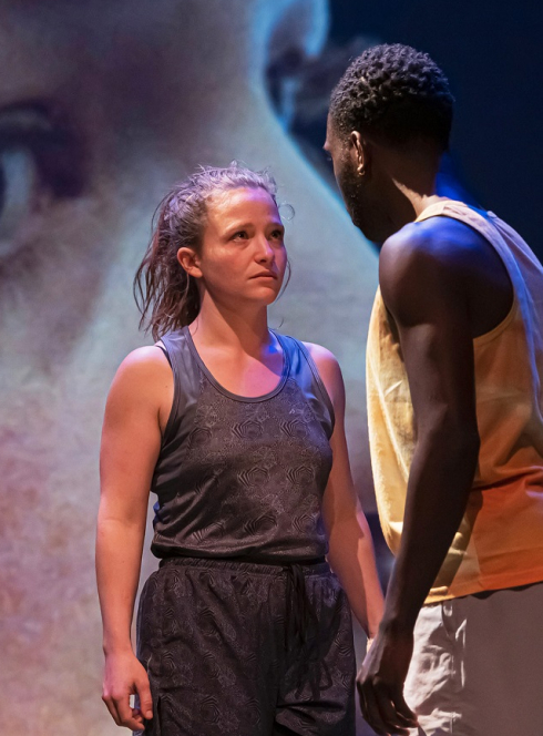 Celle qui regarde le monde : Une femme et un homme se font face sur scène