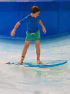 Enfant en surf à Lyon City Surf Park