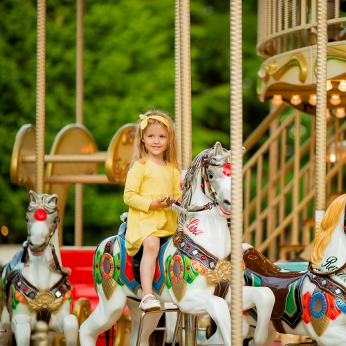 Fête des tchiots : Petite fille sur un carrousel