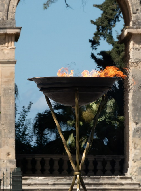 La Flamme Olympique dans les Alpes Maritimes : Chaudron allumé