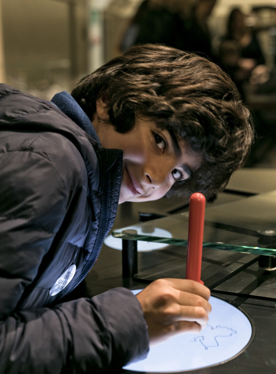 Monnaie de Paris : enfant curieux