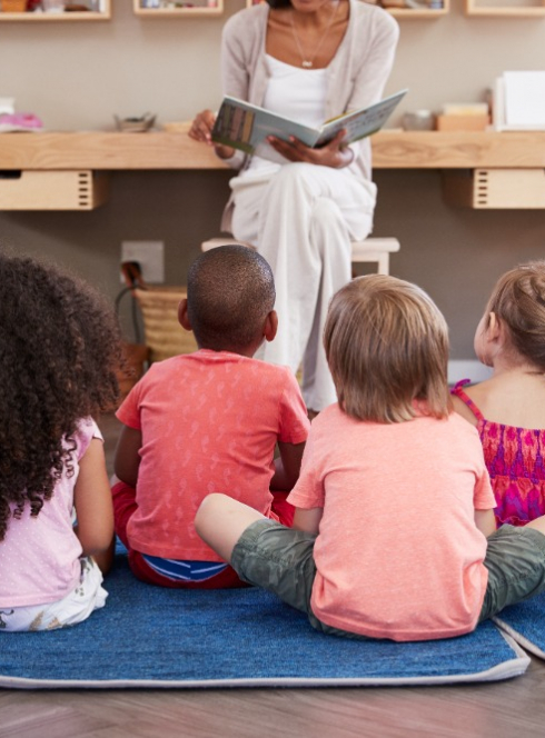 Enfants qui écoutent un conte