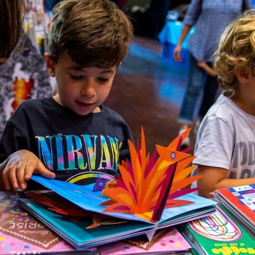 Festival Livre Jeunesse : Un enfant ouvre un livre en 3D