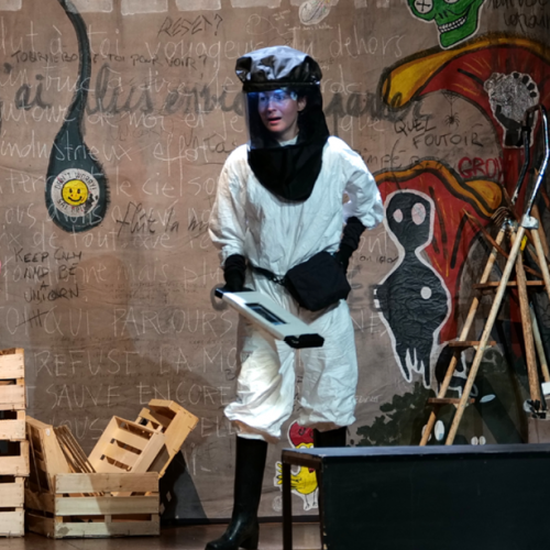 Graines Connection pièce de théâtre, une comédienne sur scène