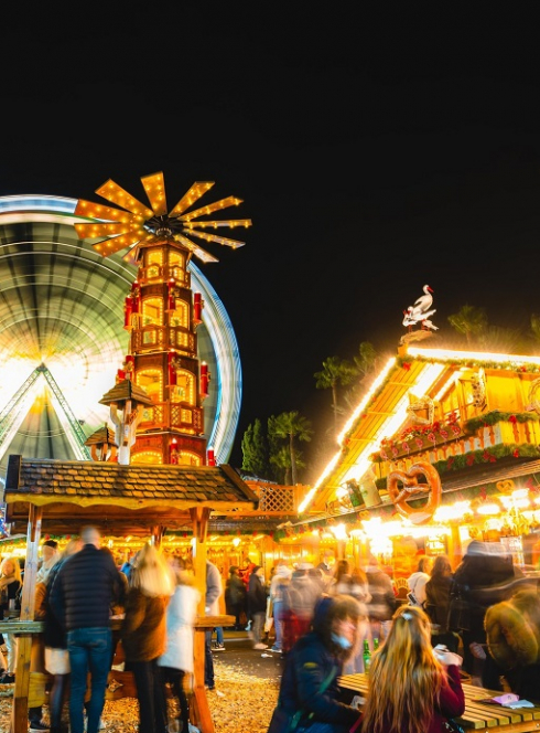 Noël à Nice et sur la Côte d'Azur : Marché de Noël de Nice la nuit avec ses chalets et sa grande roue