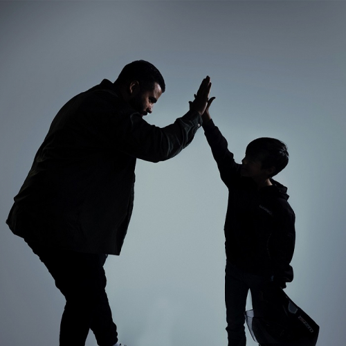 Speed2max Karting : Un homme et un petit garçon se tapent dans la main