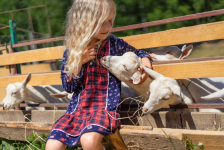 Top des fermes pédagogiques près de Toulouse : fillette avec chèvre