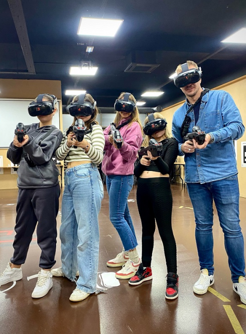 PLAY IN PARK : Une équipe, une famille qui joue au Laser Game