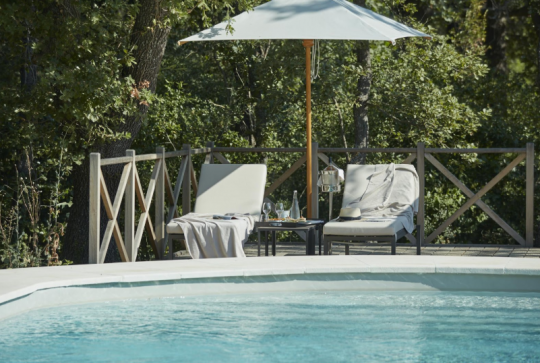 Détente au bord de la piscine de Fonscolombe