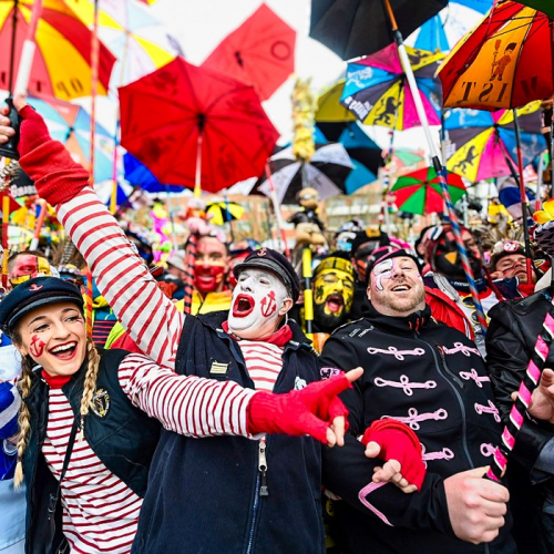 Carnaval de Dunkerque 2025 : Une foule déguisée sous des parapluies colorées