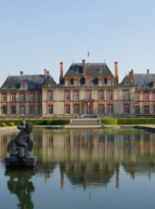 Château de Breteuil : Vue sur le château et le miroir d'eau