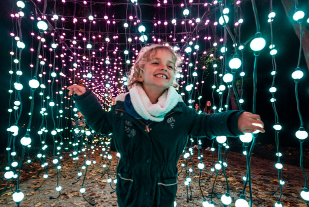 Lumières en Seine : un enfant dans un rideau de lumière