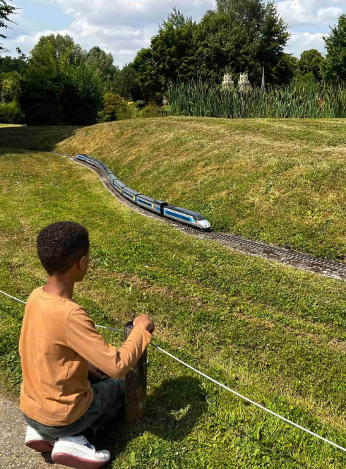 Parc France Miniature : programme 2024 journées du patrimoine : enfant devant petit train