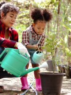 Rendez-vous aux jardins à Toulouse : une fillette jardine