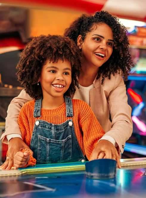 Top des parcs de loisirs pour enfants à Nice : Une mère et sa fille jouent à un jeu de palets