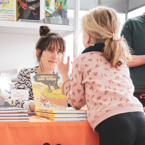 Les Escales du Livre : fillette avec une autrice