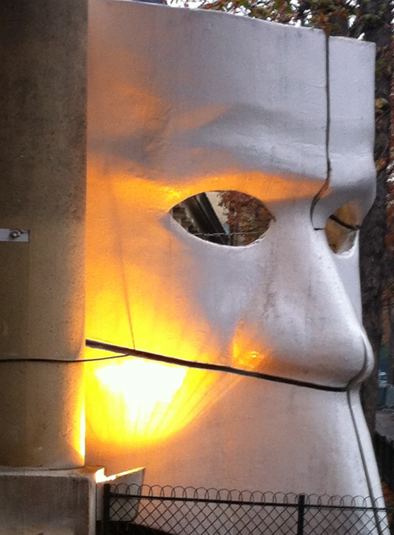 Un drôle de masque accueille les visiteurs à l'entrée de l'espace Pierre Cardin !