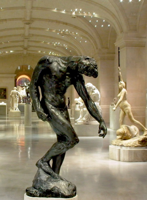 Expo Rodin/Bourdelle, corps à corps : Statut de Rodin noire au milieu d'autres statues blanches