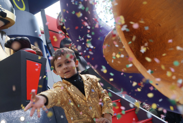 Carnaval de Nantes : enfant et confettis
