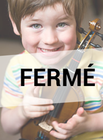 Cours de violon Amadeus : Petit garçon avec un violon