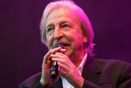 Henri Dès : chanteur en concert