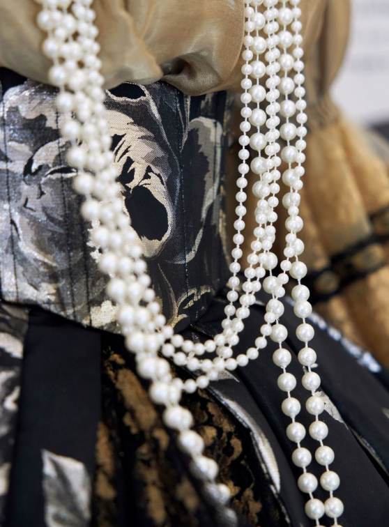 Costumer le siècle des Lumières - Robe et perles