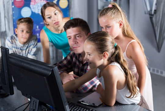 Adobe Stock - famille dans un escape game