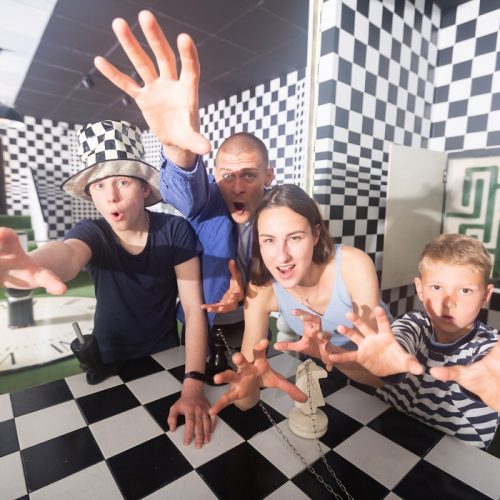 Escape Game en famille : Des enfants et des parents doivent résoudre des énigmes dans une salle close