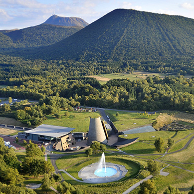 Vue du ciel du parc Vulcania en Auvergne