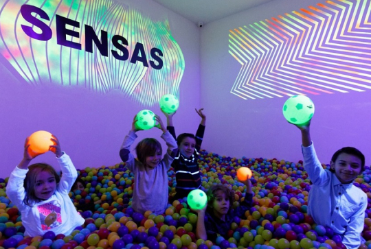 Sensas Nice : Des enfants dans une piscine à balles fluorescentes