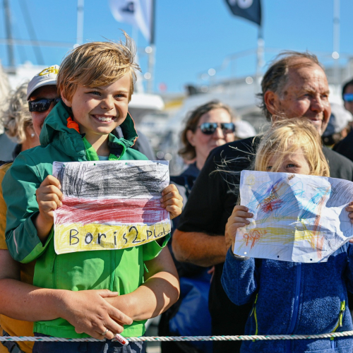 Vendée Globe : enfants brandissant des dessins
