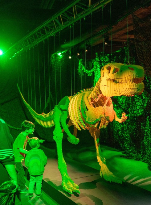 Art of the Brick Expo : Un dinosaure en LEGO et des enfants devant